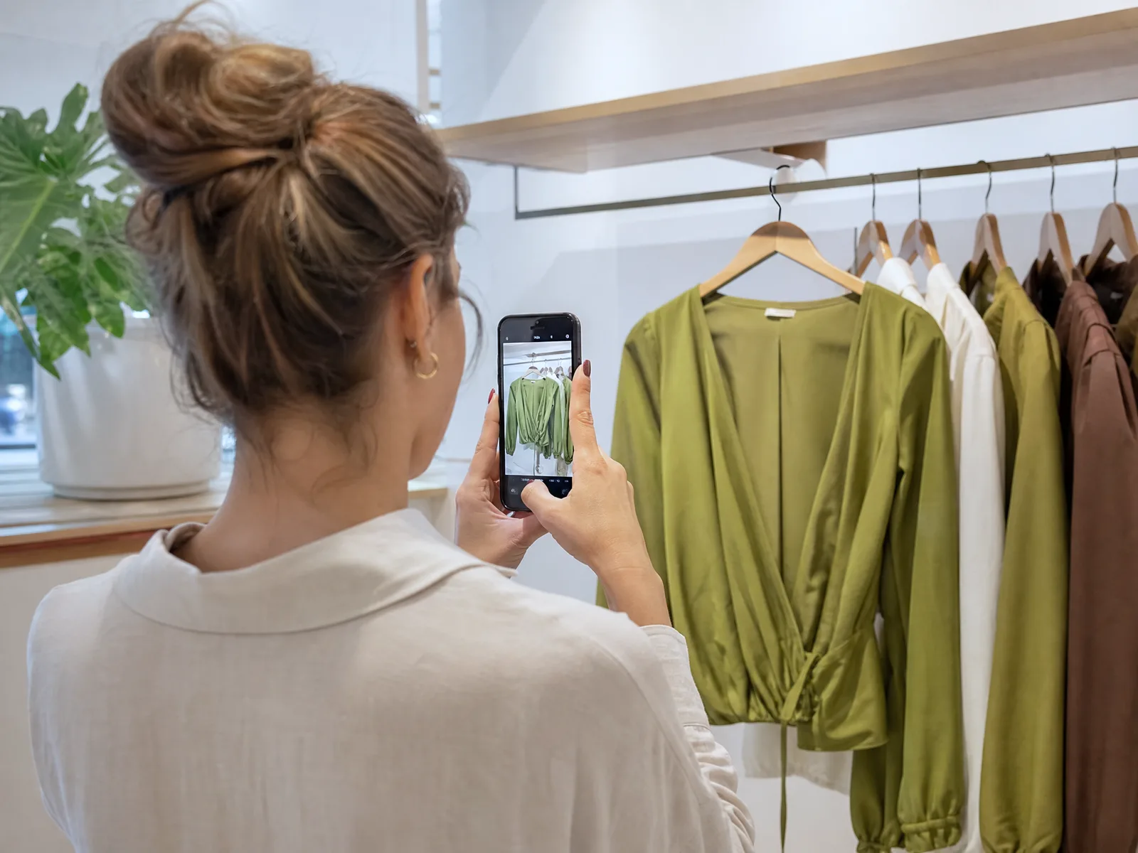 Dia a dia da loja de roupas, com a IA ligada aos sistemas