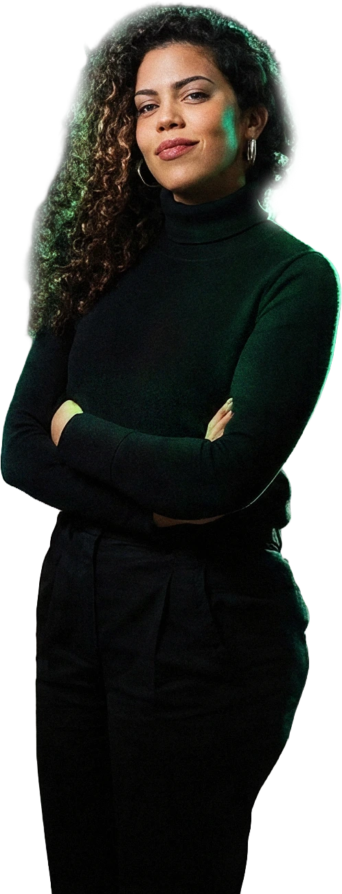 Dona de loja de moda, de braços cruzados, na loja dela